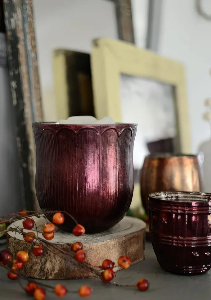 Evde sonbahar vurgusu yapmak için vintage esintili bordo cam mumluklar.