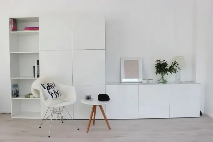 Üst üste konmuş IKEA Besta ünitesi depolama alanı.