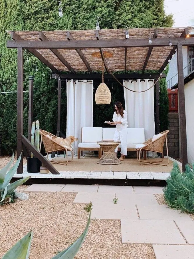Pergola, mekana rahatlık katan ince dokuma bir örtüye sahip.