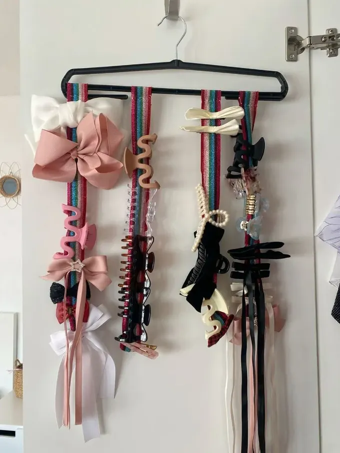 Çizgili kurdelelerden yapılan bu askı, toka, pençe toka ve saç fiyonkları için kullanılıyor.
