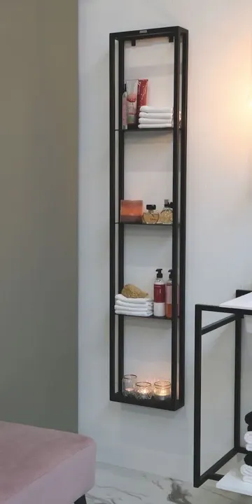 Duvara monte edilen bu kararış metal raf ünitesi, birkaç eşyayı depolamak için yeterli.