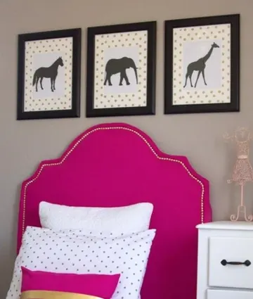 IKEA Tarva yatağa pembe döşemeli, dekoratif çivilerle çizgili bir yatak başlığı ekleyin. Bu cesur ve eğlenceli tasarım, renklilik ve şıklık sunar, yatak odanızda oyunlu ama zarif bir dokunuş sağlar.