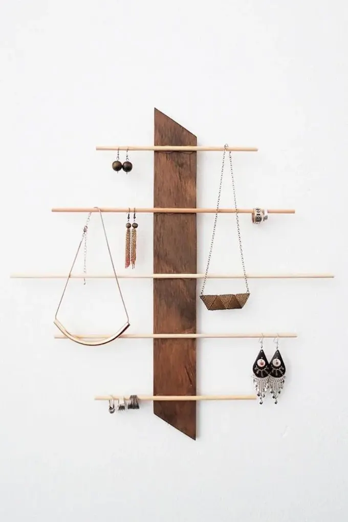 Minimal tasarımlı bu askılık, modern alanlarla uyumlu ve çoğu takı türü için uygun.