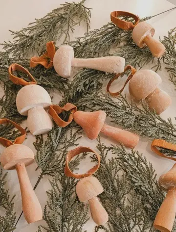 Bu terrakota mantarlar el yapımı güzel süslerdir ve sadece Noel değil, yıl boyunca kullanılabilir.