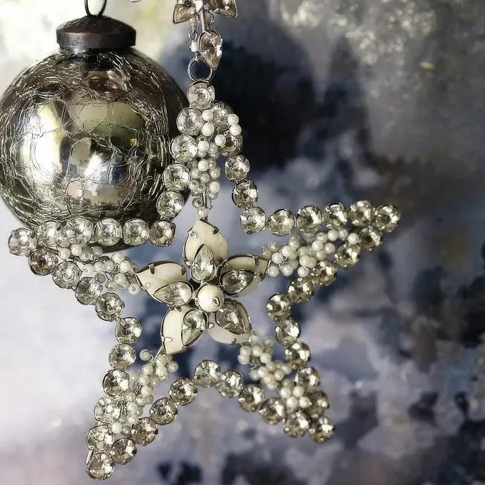 Gümüş ve parlak rhinestone süs çiftleri, kış ve tatil dekoru için harika bir tercih.
