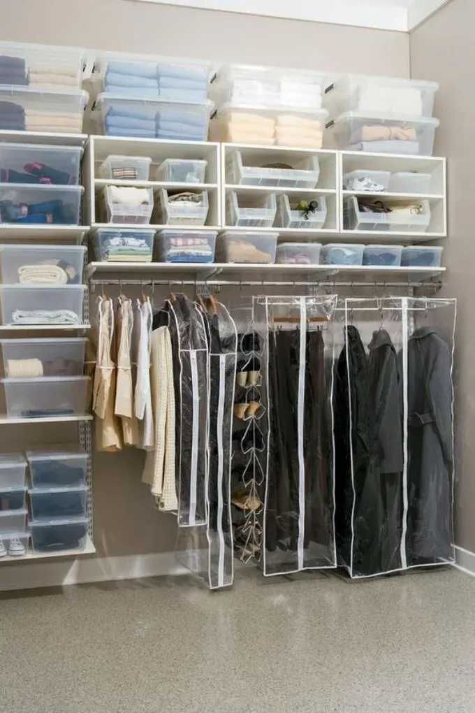 Bu dolap, plastik kutular ve askılarla iyi organize edilmiştir; ayakkabı ve kıyafetler düzgün paketlenmiş.