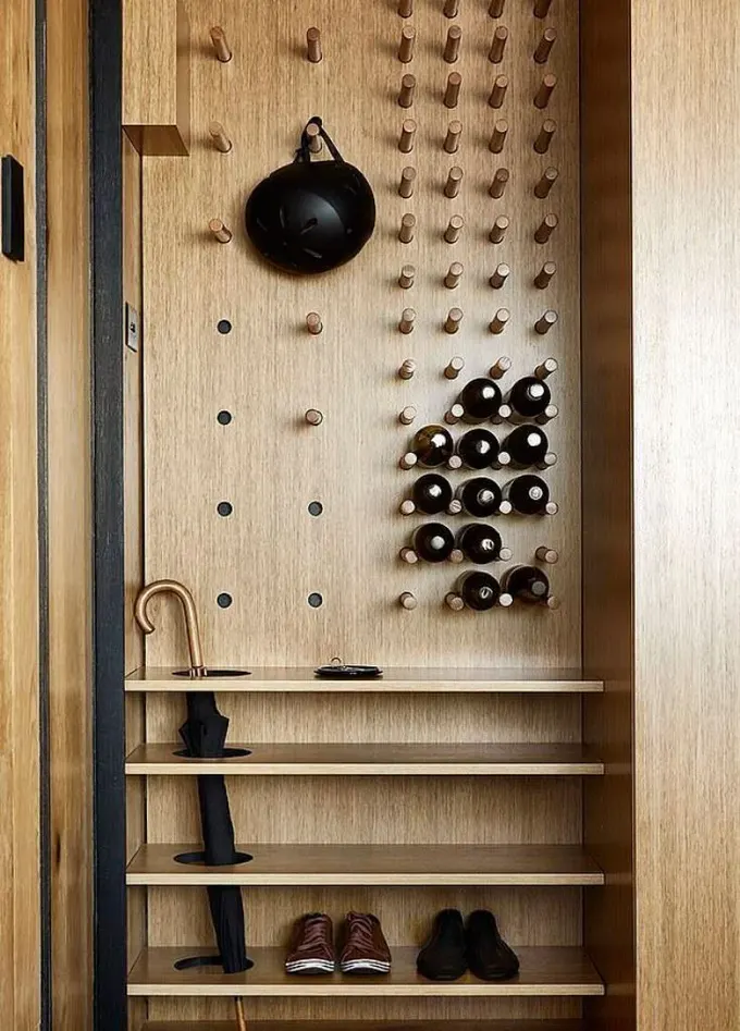 Bu niş pegboard, açık raflar ve şemsiye standı ile düşünceli şekilde düzenlenmiş.
