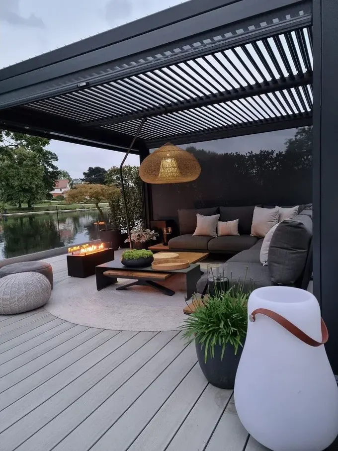 Siyah pergola çerçevesi modern alanlar için harika, dilediğinizde sarmaşıkla kaplayabilirsiniz.