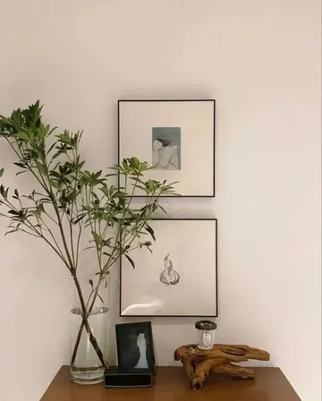 Minik sanat eserlerini büyük paspartu ve çerçevelerle büyüterek mekana daha iyi uyum sağlayın.