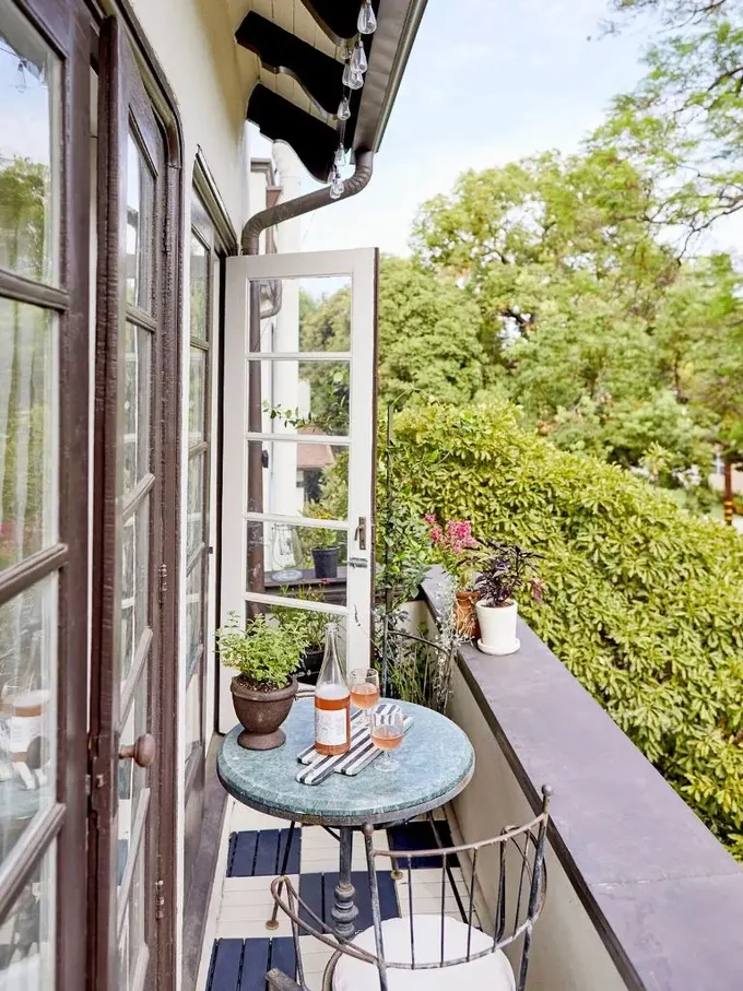 Çok dar balkon bile güneş alan küçük bir kahvaltı köşesi yaratıyor.