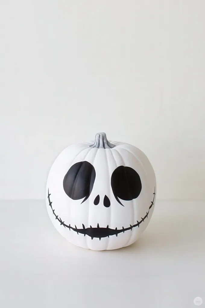 Siyah beyaz klasik Jack Skellington balkabağı, boya ve Sharpie ile kolayca yapılabilir.