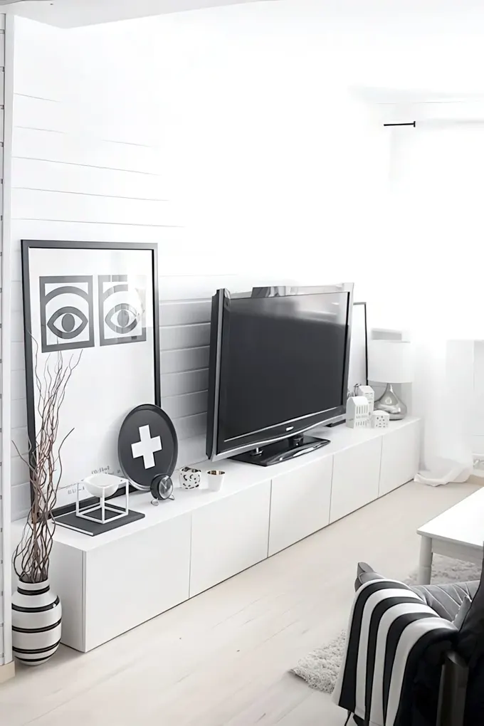 Oturma odasında IKEA Besta depolama ünitesi.
