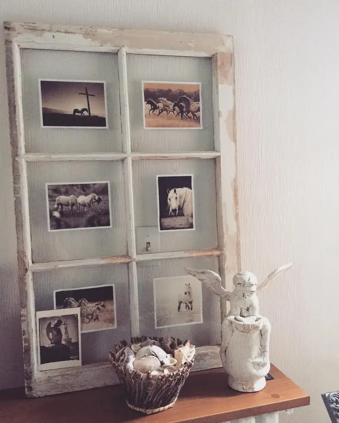Bu vintage pencere pervazı, yıpranmış boya ve altı küçük cam paneliyle siyah-beyaz ve sepya fotoğraflar için rustik bir sergi alanı oldu. Evinize tarih ve karakter katar.