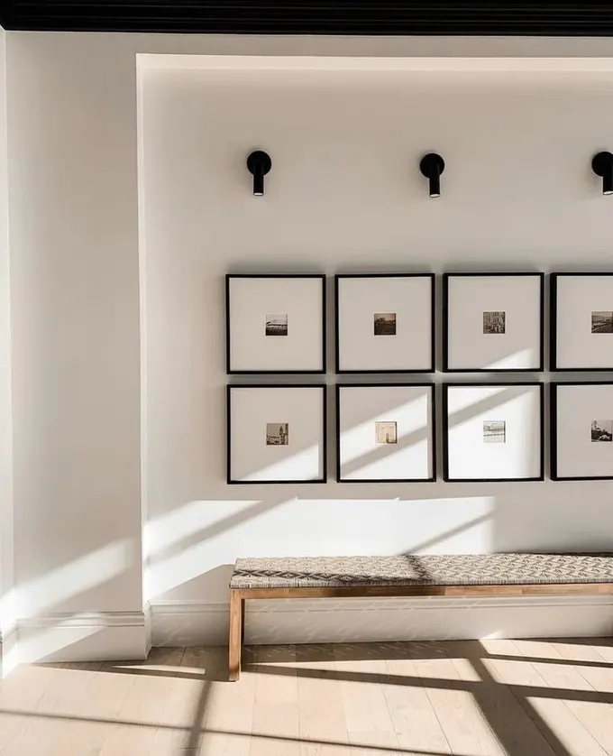 Küçük sanat eserlerinizi öne çıkarmak isterseniz büyük paspartu ve çerçeveler kullanabilirsiniz.