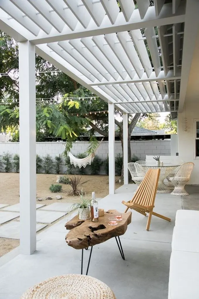 Pergola dış mekanlar için her zaman iyi bir tercih, hafif görünür ancak çok koruma sağlamaz.