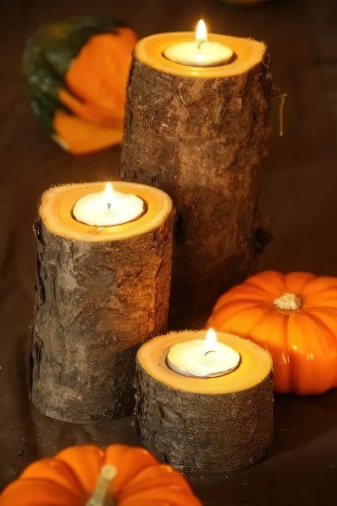 Ağaç kütüklerinin üstünde tealight mumlar, mekâna rustik bir dokunuş ve güçlü orman havası katar.