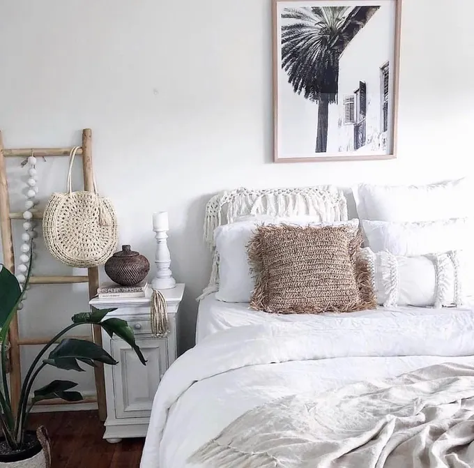 Eskitilmiş ahşap mobilyalar, fırfırlı yatak takımları ve dokuma detaylarla romantik vintage tarzı küçük yatak odası. Fransız kır evi ve cottagecore stilleri için ideal.