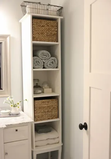 Basit bu uzun dolap, küçük banyo köşeleri için harika bir çözüm.