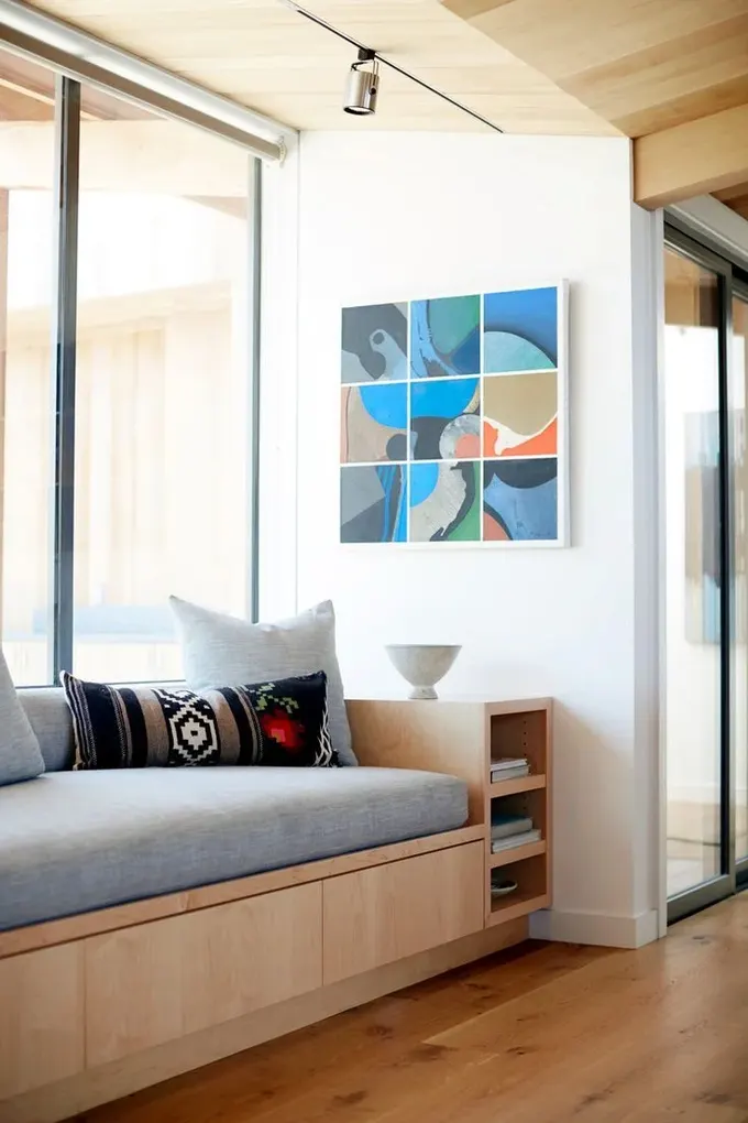 Bu pencere pervazı daybed'i hem açık hem gizli depolama alanlarına ve rahat döşemeye, yastıklara sahip.