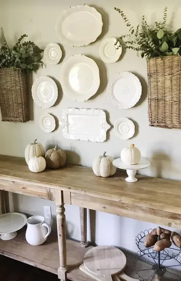 Bir çiftlik galeri duvarı sadece vintage tabakları değil, yeşillikli sepetleri de içerebilir.