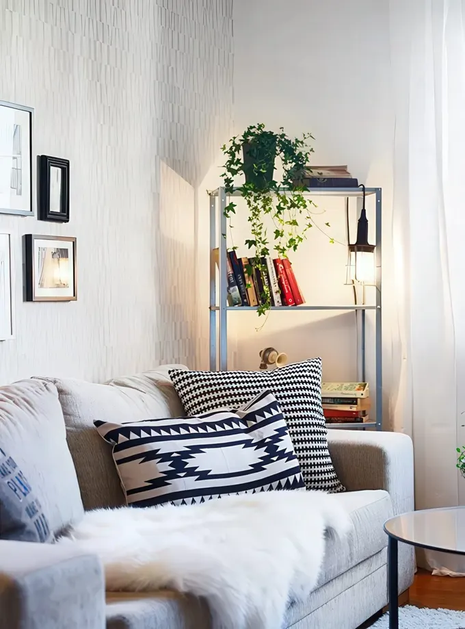 Kitaplar, bitkiler ve asma ışıklarla dolu IKEA Hyllis raf ünitesi çok rahat bir depolama alanı sunar.