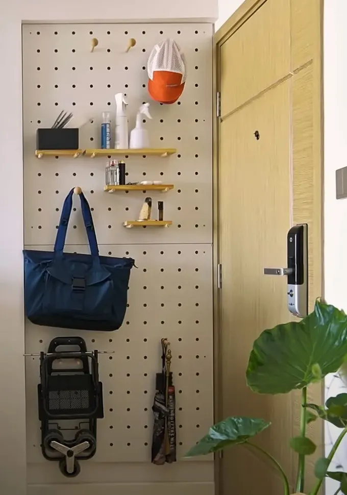 Pegboard'u nereye takacağınızı bilmiyorsanız, genellikle ihmal edilen kapı arkasındaki alanı kullanın.