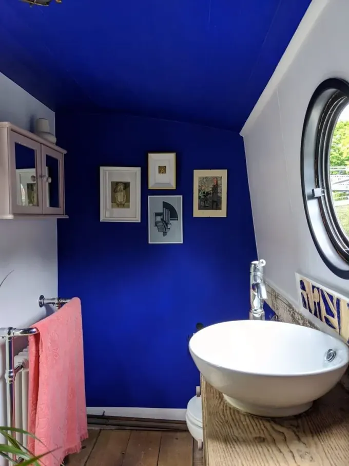 Banyo, tavana uzanan canlı bir vurgu duvarı, galeri duvarı ve gemi penceresi şeklindeki pencere ile dikkat çekiyor.