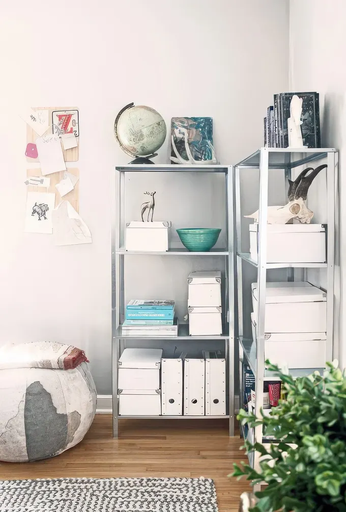 Ev ofisinde IKEA Hyllis raflar, kutular, kaseler, kitaplar, hayvan kafatasları ve hatta bir küre ile dolu.