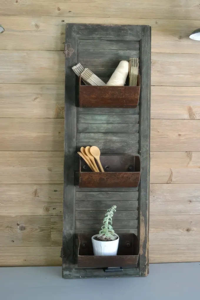 Eski ekmek kalıplarıyla çiftlik evi depolama panjuru, mutfağınıza vintage bir dokunuş katacak benzersiz bir kendin yap projesi.