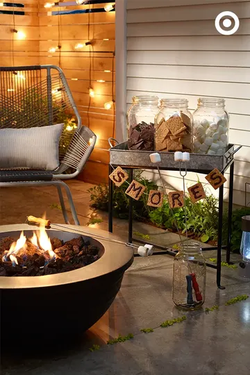 Verandanızda S’mores barı kurarak sonbahar buluşmalarınızı eğlenceli ve interaktif hale getirin, serin akşamlarda konuklarınızı mutlu edin.