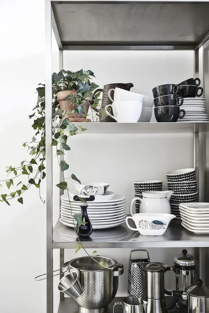 IKEA Hyllis rafları fincan, tabak, kase ve diğer mutfak gereçlerini depolamak için çok uygun.