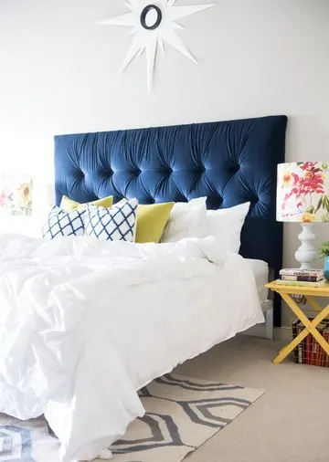 IKEA Malm yatak başlığı, lacivert kadife ile kaplanıp kapitone yapıldığında lüks ve zarif görünüyor. Bu zengin ve derin renk odaya derinlik katar, bütçeye uygun elit bir atmosfer sağlar.