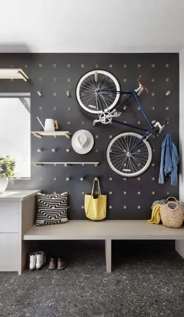 Doğal ışıkla dolu bu antre, büyük siyah pegboard duvarını rahatlıkla taşıyor.