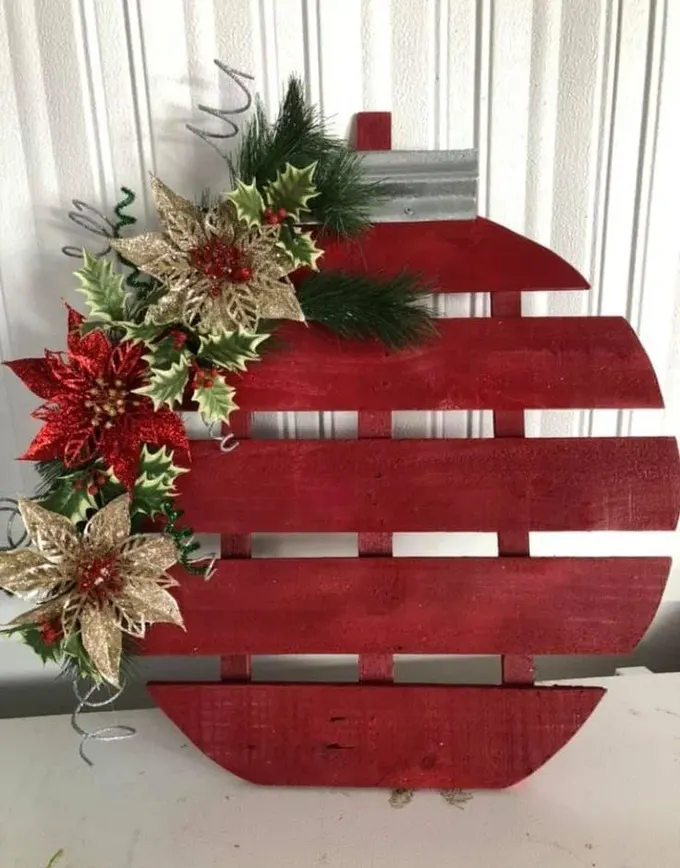 Bir Noel ağacı yerine dış mekan palet süsü yapın, çok daha yaratıcı görünecek, çeşitli şekillerde dekore edebilirsiniz.