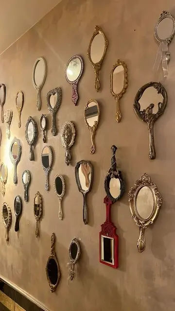 Eldeki aynalardan oluşan bu büyük galeri duvarı boş duvarı doldurmanın harika bir yolu, bazılarını bit pazarında bulabilirsiniz.