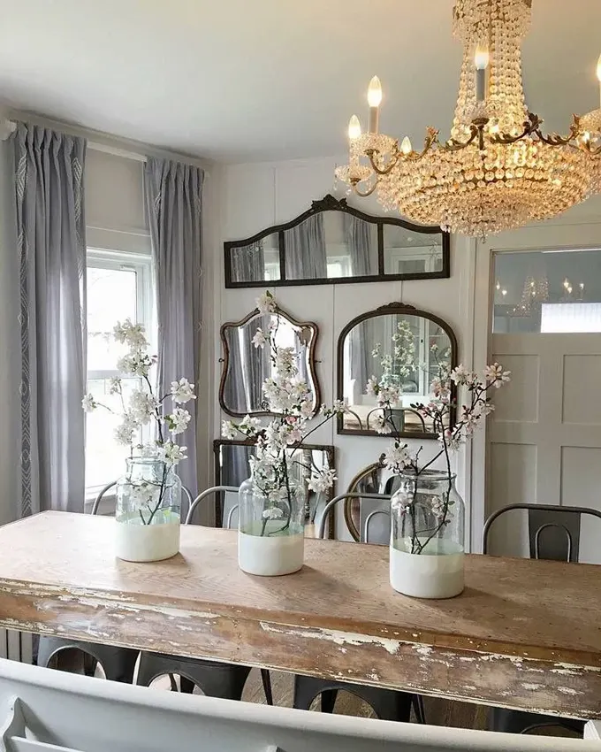 Shabby chic ve vintage birbirinin en iyi arkadaşıdır; büyük aynalar ve shabby chic mobilyalar mekanı çok sevimli yapar.