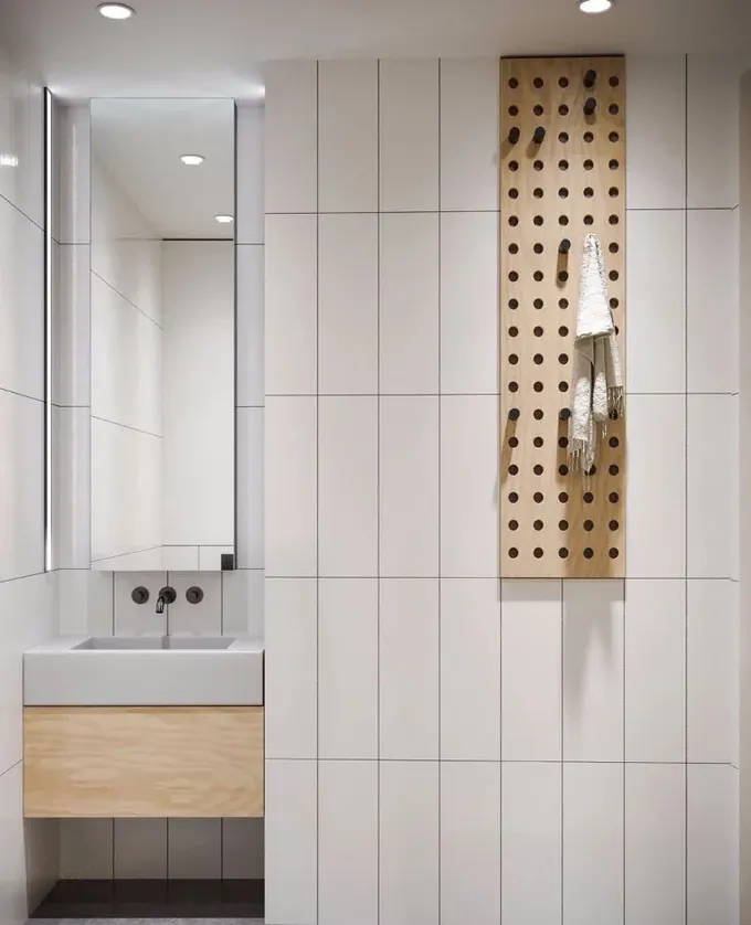 Bu pegboard, makyaj masası ile uyum sağlayarak bembeyaz ve minimal banyoya sıcaklık katıyor.