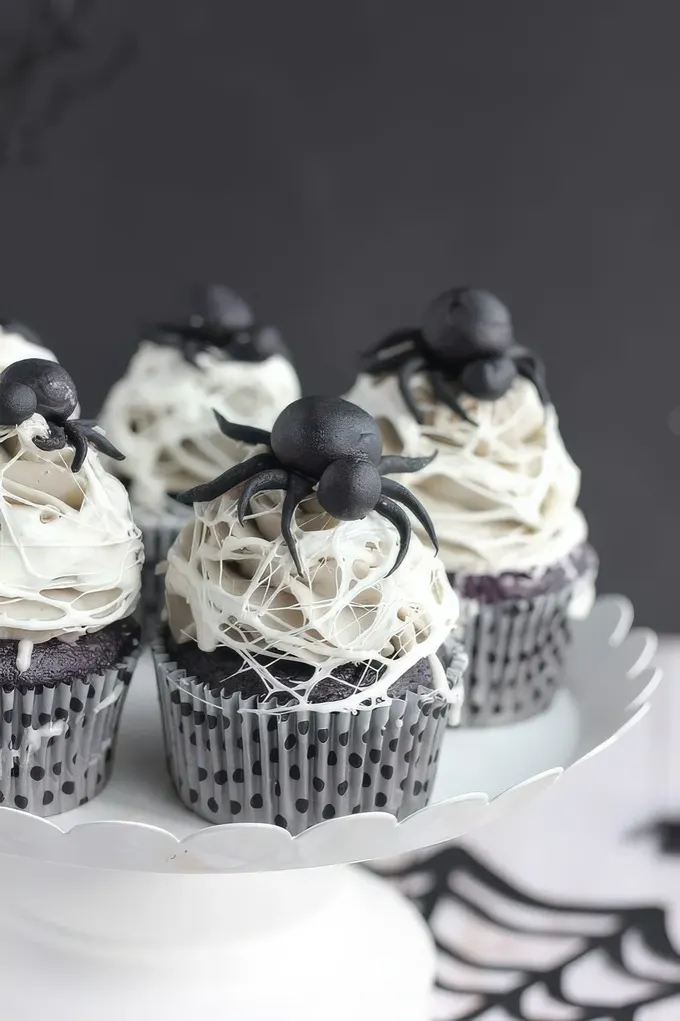 Kremalı çikolatalı cupcakeler ve siyah çikolata örümcekler, Cadılar Bayramı partinizi unutulmaz kılar.