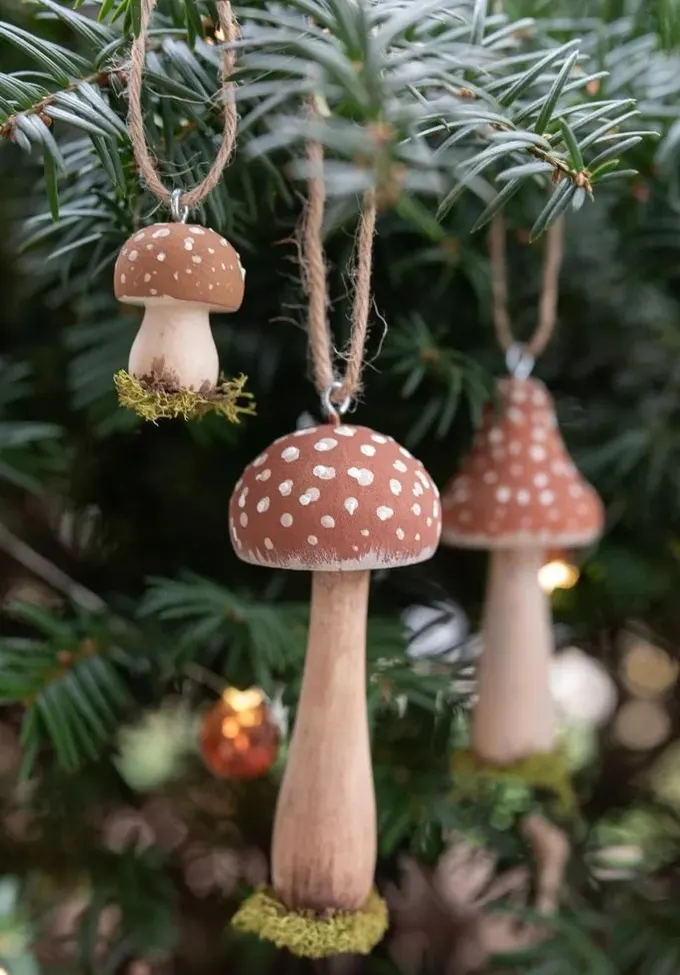 Bu yosunlu zehirli mantarlar çok doğal ve şık görünüyor, onlarla güzel orman temalı Noel dekoru yaratabilirsiniz.
