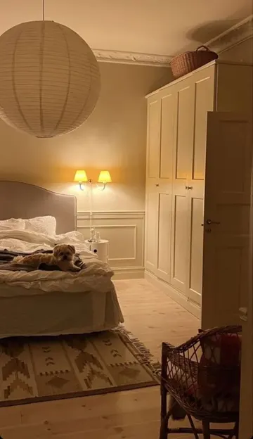 Tek renkli yatak odası olduğundan daha büyük görünüyor ve tek renk uygulaması şu sıralar çok moda.