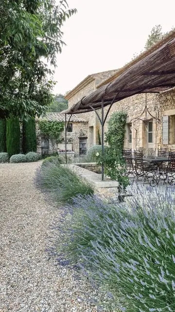 Teras, vintage ferforje mobilyalar ve pergola yerine çatıyla gölgeleniyor, asma yetiştirmeye gerek yok.