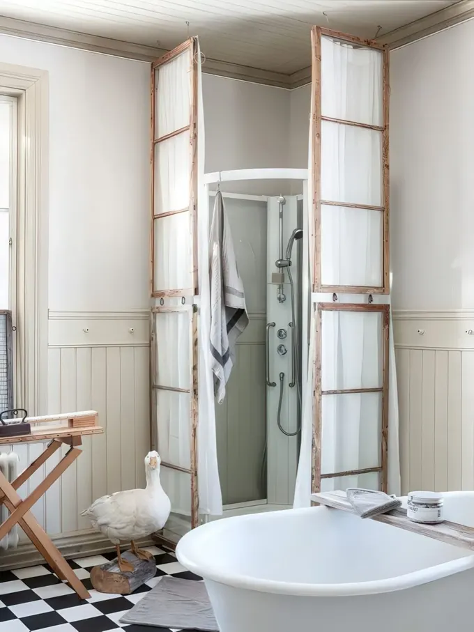 Modern duş alanına sahip, eski pencere pervazlarıyla kaplanmış ve beyaz kumaş asılmış vintage banyo.