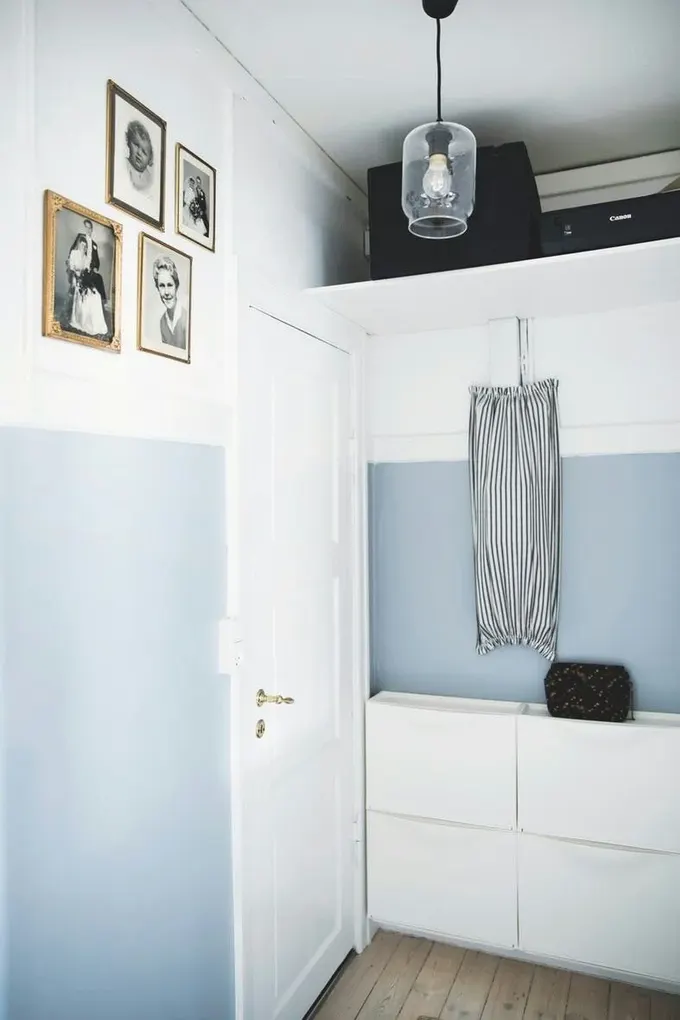 Kapı arkası IKEA Trones ürünü ve tavana yakın büyük bir raf ile değerlendirilmiş.