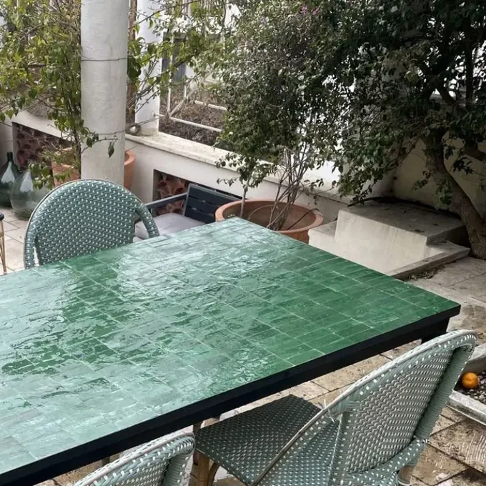 Yeşil fayans kullanmak dış mekânda her zaman kazandırır, çevredeki yeşilliklerle uyum sağlar.