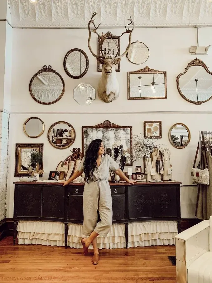 Vintage çerçeveli aynalar, dolap için harika bir galeri duvarı oluşturur.