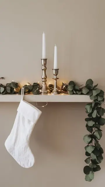 Yaprak süs dizisi, birkaç mum ve ışık, tek bir çorapla hemen harika Noel dekoru oluşturulur.