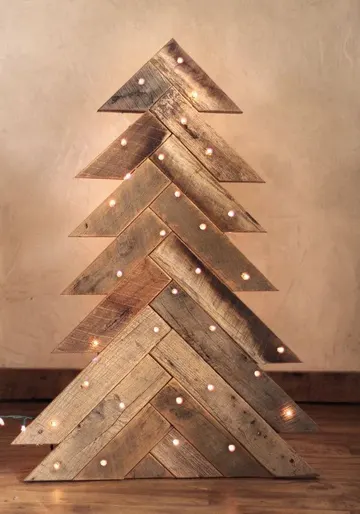 Bu rustik Noel ağacı palet tahtasından yapılmış ve entegre ışıklarla süslenmiş, iç ve dış mekan dekorunda çok şık bir seçenek.