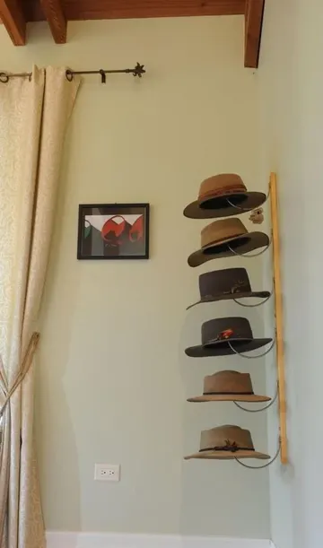 Bu dikey raf şapkaların şeklini korumasını sağlar ve yer tasarrufu yapar.