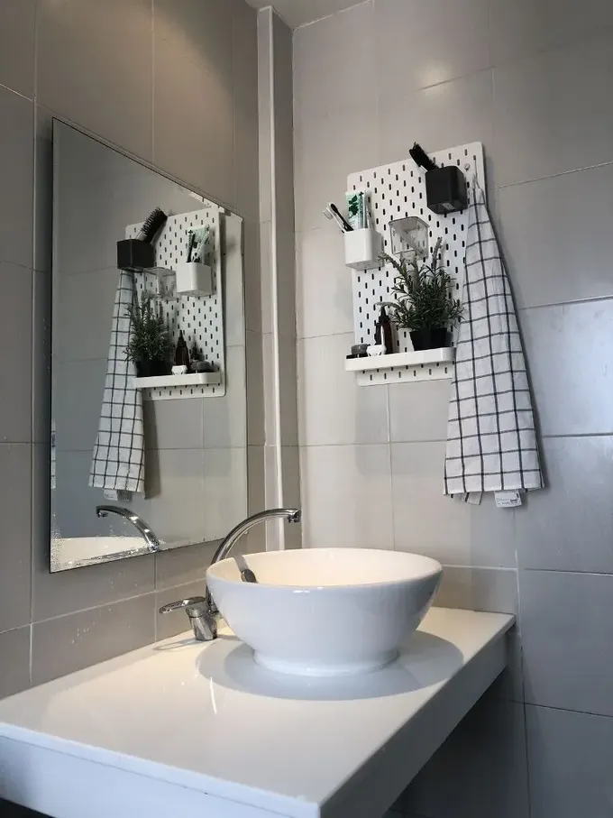Küçük bir pegboard bile çok eşya sığdırabilir, lavabo bölgesinde başka depolamaya gerek kalmaz.