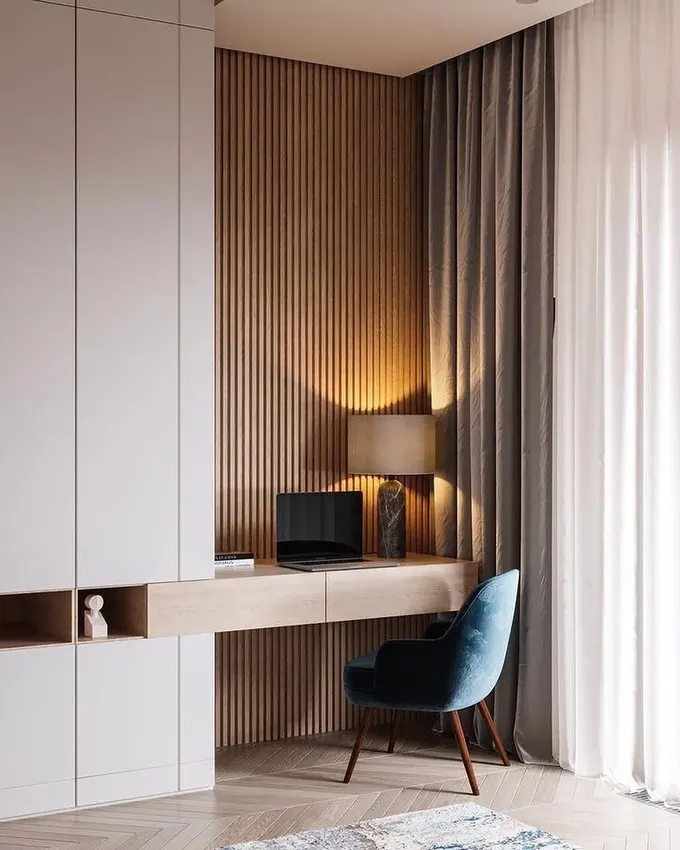 Modern ve minimalist bir duvara monte çalışma alanı, küçük ev ofislerine ve dairelere uygun. Ahşap panel sıcaklık katıyor.